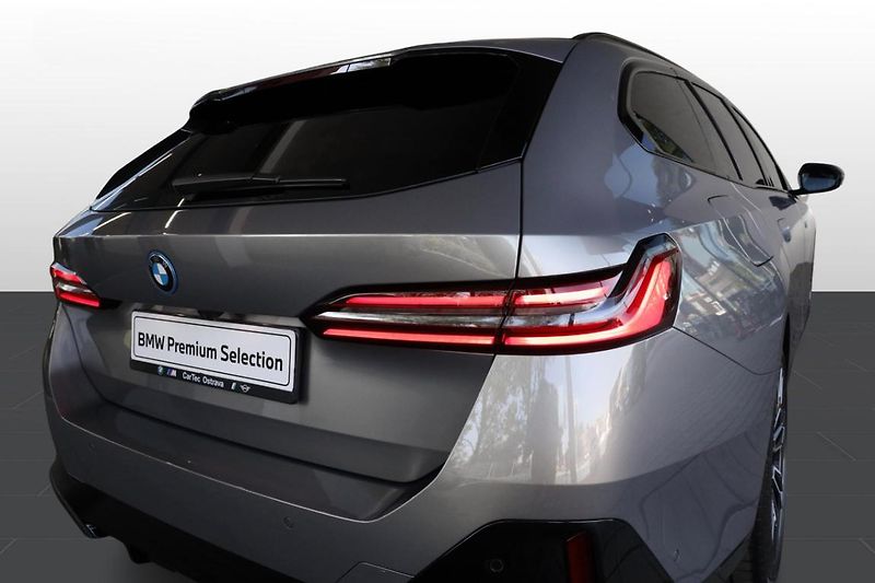 BMW Řada 5 530e xDrive Touring - fotka 20 z 32