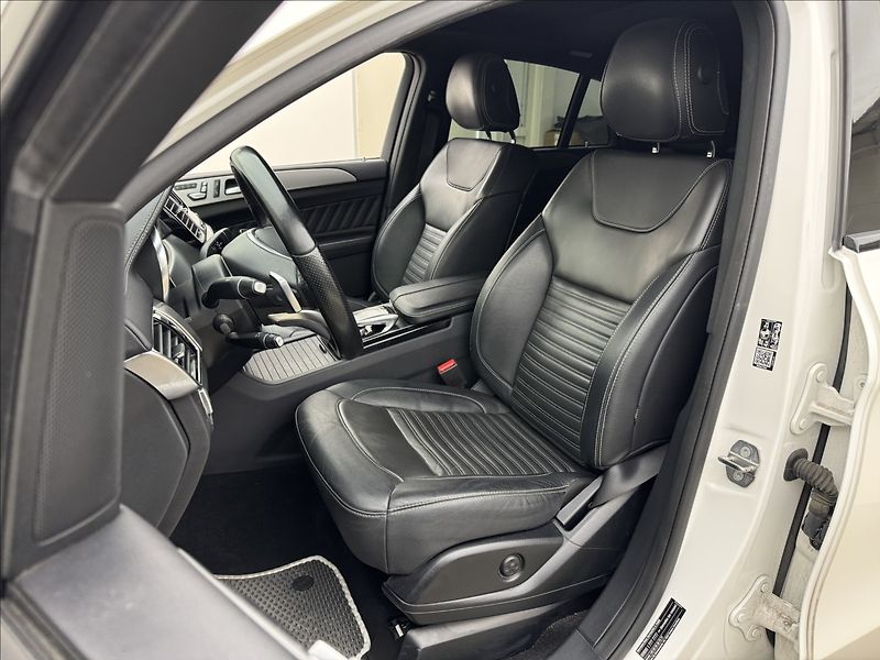 Mercedes-Benz GLE 3,0 AMG 4X4 LED DPH PANO TAŽNÉ - fotka 35 z 46