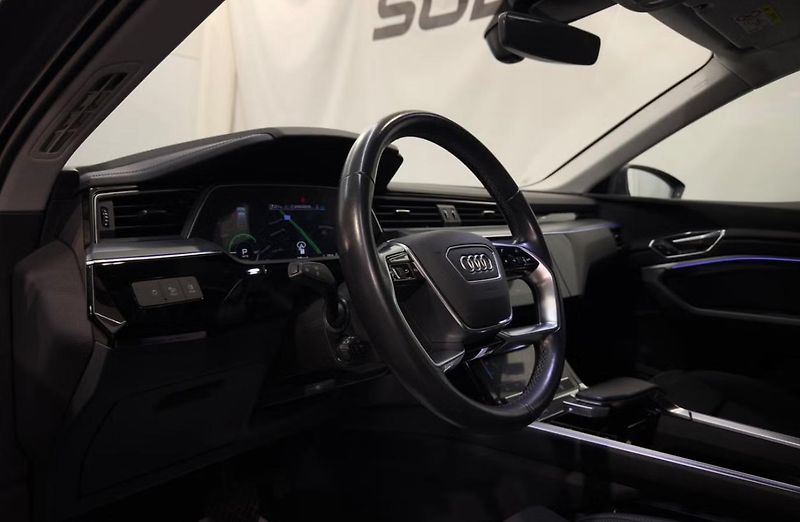 Audi Q8 e-tron 55 Sportback Q SoH 93% Kam LED - fotka 11 z 25