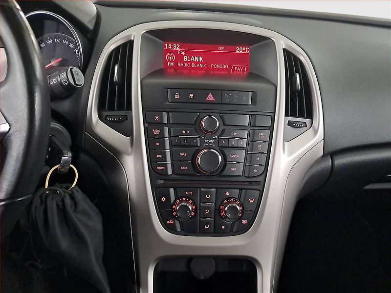 Opel Astra (2012) 1.6 16V, po STK, dobrý stav - fotka 12 z 17