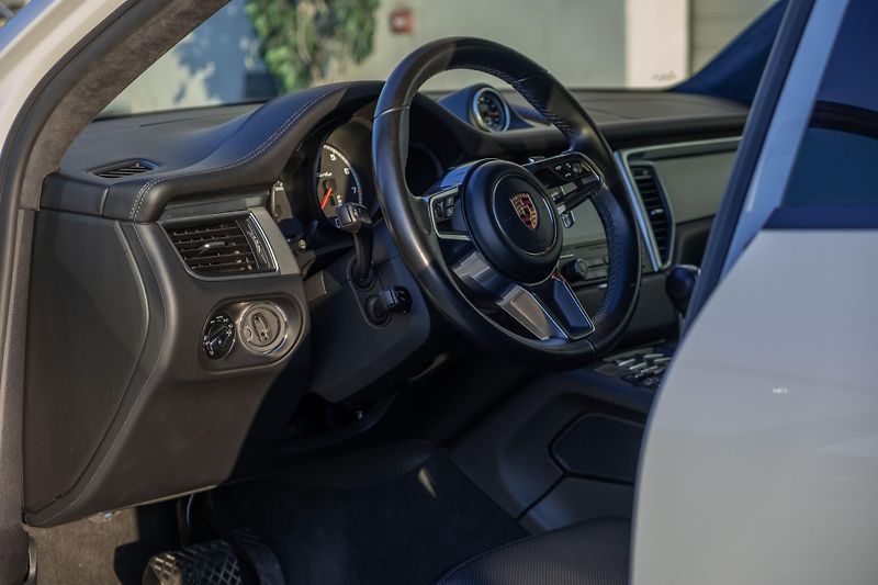 Porsche Macan (2018)  3.6 Turbo Performance & Black - fotka 11 z 25