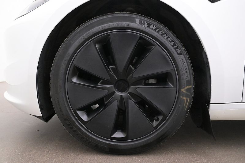 Tesla Model 3 long Range AWD Highland - fotka 6 z 23