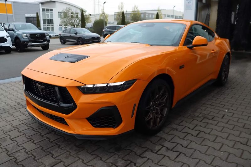 Ford Mustang (2026) Fastback 5.0 Bronze-Styling - fotka 1 z 24