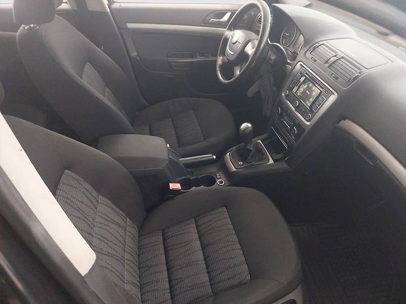 Škoda Octavia (2009) Ambiente Plus 1.9 TDI - fotka 9 z 17