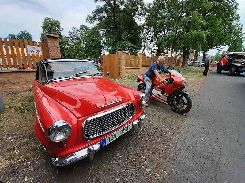 Do Hříškova dorazil na jubilejní veteránský sraz rekordní počet vozidel.