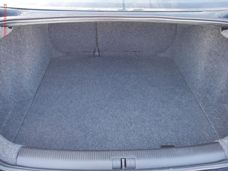 Volkswagen Jetta (2007) 1.6i, ČR, autoAC - fotka 7 z 16