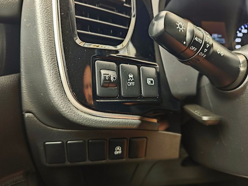 Mitsubishi Outlander (2021) 2.0 Mivec Diamant 2WD Kamera - fotka 22 z 44