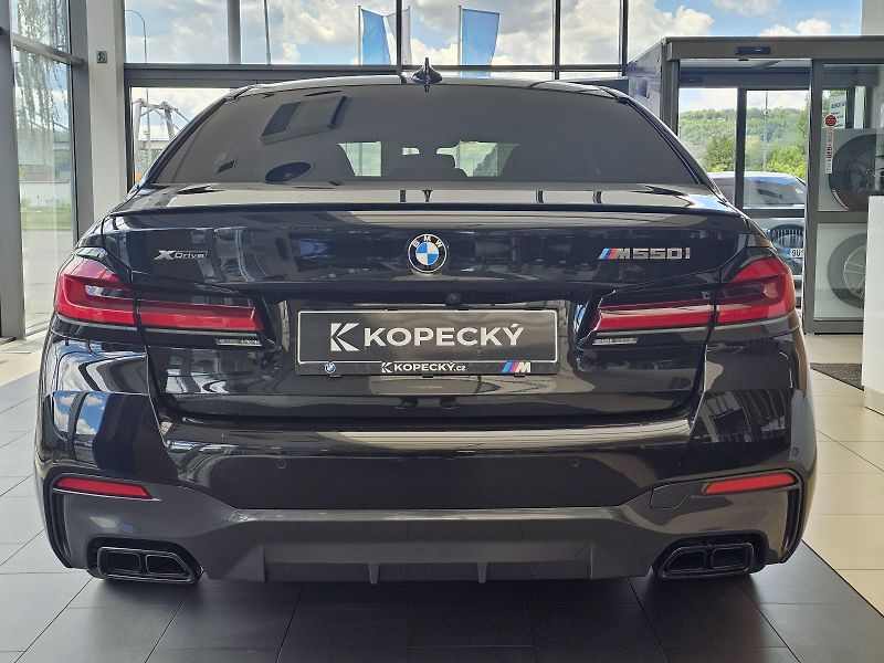 BMW Řada 5 M550i xDrive - fotka 7 z 32