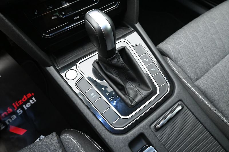Volkswagen Passat 2,0 TDI 110kW DSG Business Zár - fotka 23 z 31