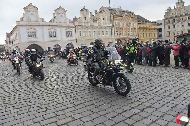 Štědrodenní motorkářská vyjížďka se srazem na Karlově náměstí v Kolíně.