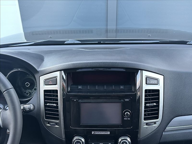 Mitsubishi Pajero 3,2 DI-D 190PS  Instyle-7 4x4 - fotka 25 z 54