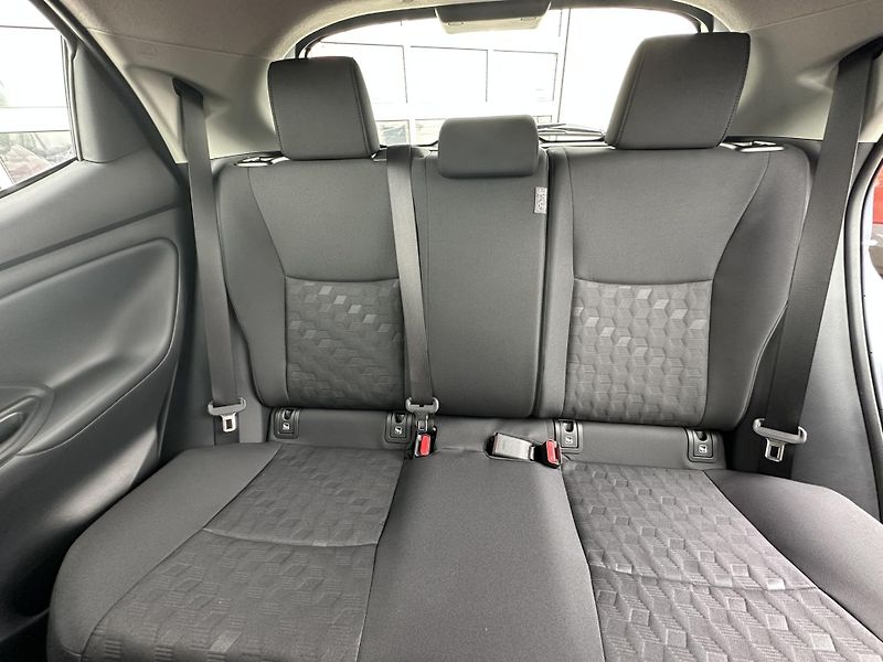 Toyota Yaris (2026) 1.5 HEV Comfort Business - fotka 14 z 24