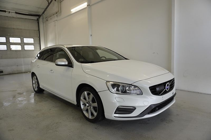 Volvo V60 2.0 T6  AWD R-DESIGN AUTOMAT - fotka 3 z 33