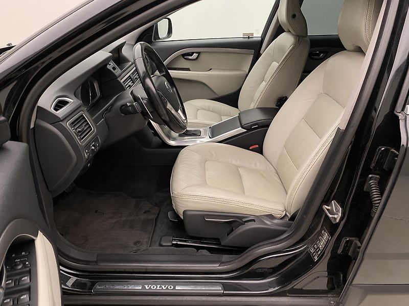 Volvo XC70 D5 AWD MOMENTUM CZ AUT - fotka 2 z 47