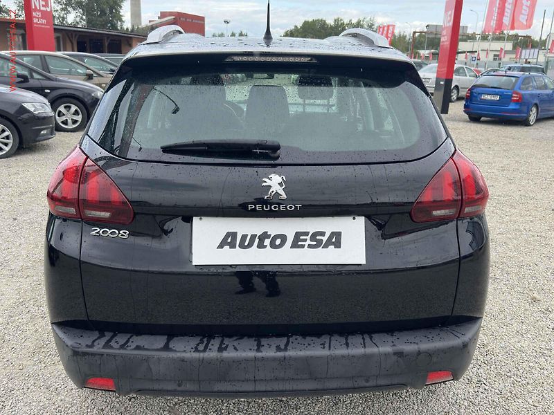 Peugeot 2008 (2017) 1.2 PT - fotka 5 z 19