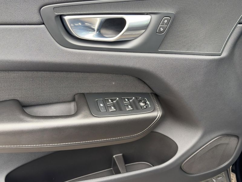 Volvo XC60 (2020) Momentum Pro B4 4x4 1.majitel - fotka 12 z 30