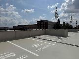 Přes šest set stání mají řidiči od úterý k dispozici v novém parkovacím domě a jeho blízkém okolí mezi brněnskými ulicemi Veveří, Bulínova a Šumavská.