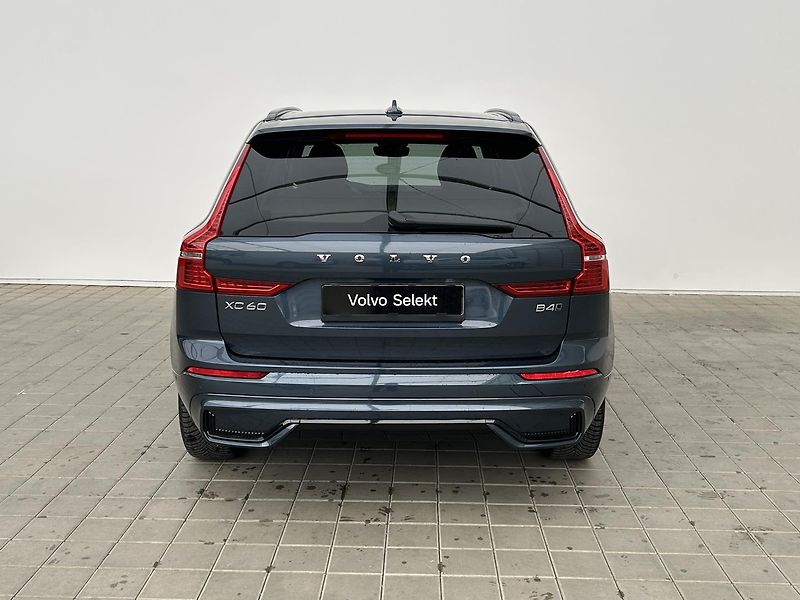 Volvo XC60 2.0 B4 4x4 PLUS  Black - fotka 5 z 28