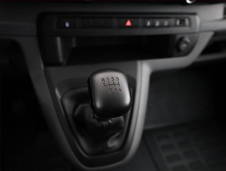 Peugeot Expert (2018) 2.0 BlueHDi, Bus, 8Míst, ČR - fotka 11 z 17