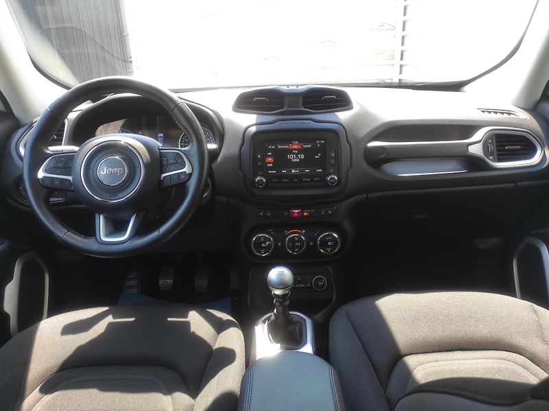Jeep Renegade 1.4MultiAir, Limited, Tempomat - fotka 11 z 48