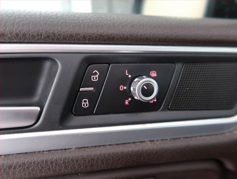 Volkswagen Touareg (2010) 3.0 TDI, 4X4, Automat, Navi - fotka 22 z 27