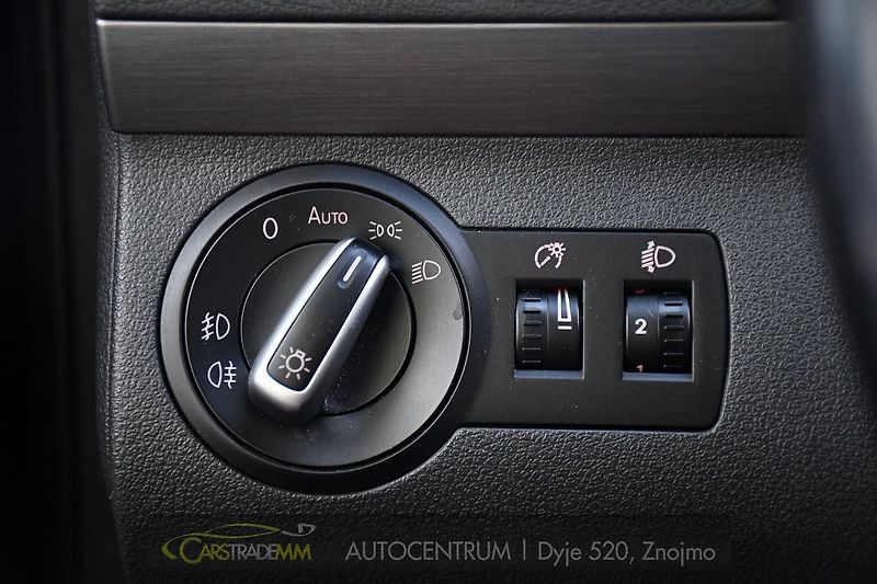 Volkswagen Touran 2.0TDi CROSS NAVI VÝHŘEV - fotka 27 z 48