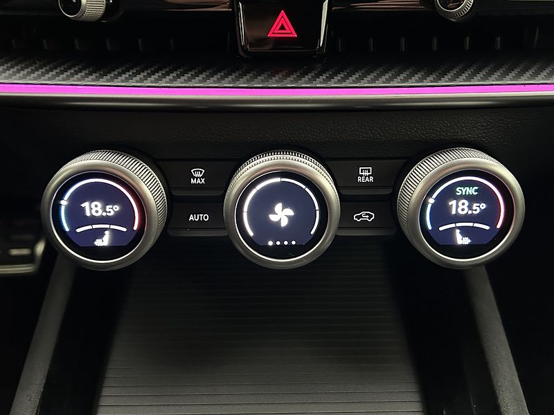 Škoda Superb 2.0 TDI SportLine - fotka 17 z 27