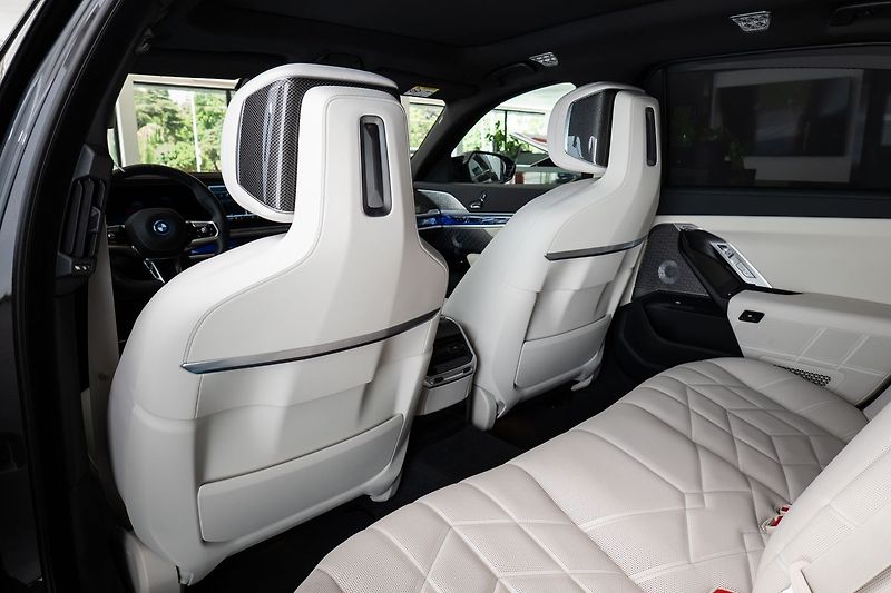 BMW Ostatní M70 xDrive Bower&Wilkins Diamo - fotka 9 z 23