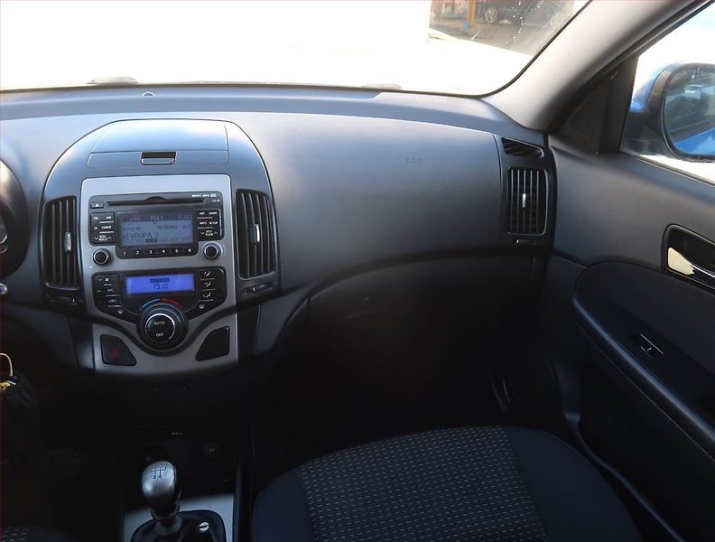 Hyundai i30 (2008) 1.6 CRDi, zamluveno - fotka 8 z 16