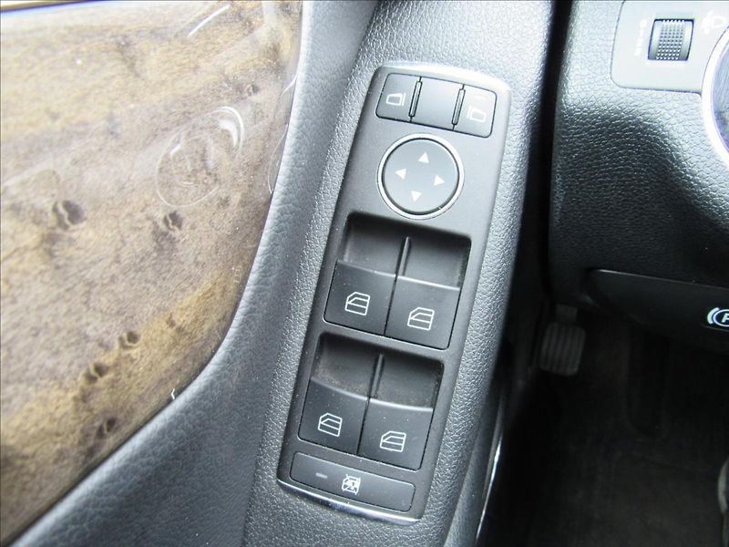 Mercedes-Benz Třídy C 2,5 i C 230 V6 150kW Automat - fotka 25 z 33