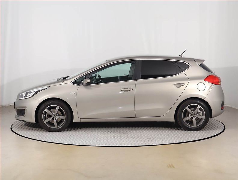 Kia Ceed (2016) Silver 1.4 CVVT, Serv.kniha - fotka 3 z 15