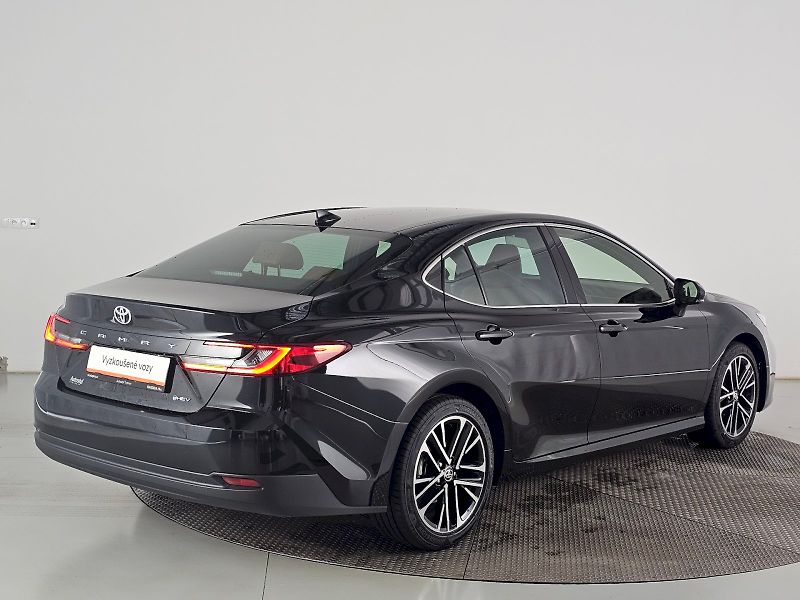 Toyota Camry (2025) 2.5 HEV 230k PRESTIGE - fotka 2 z 32