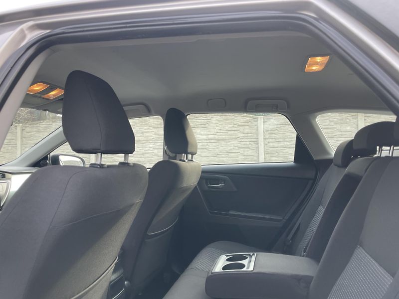 Toyota Auris 1.8i 16v HYBRID AUT NAVI CAM!! - fotka 96 z 166