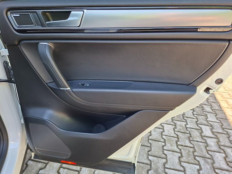 Volkswagen Touareg (2015) 4.2TDI 250kW R-LINE -ČR - fotka 31 z 48