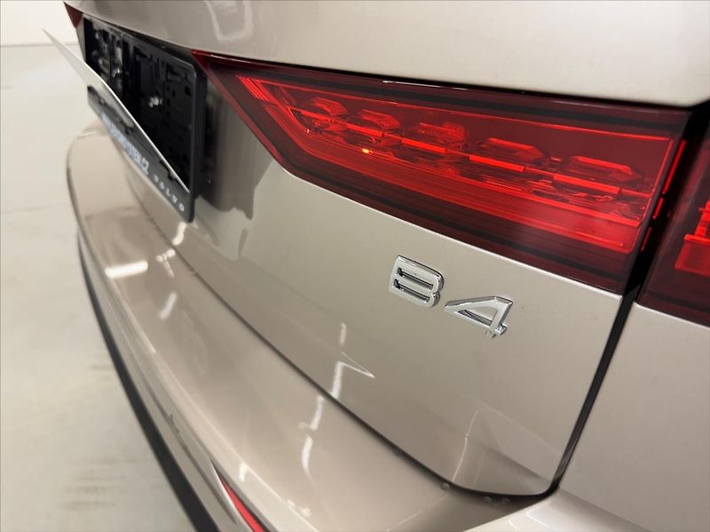 Volvo V60 2,0 B4 Plus Dark 1228 - fotka 14 z 15