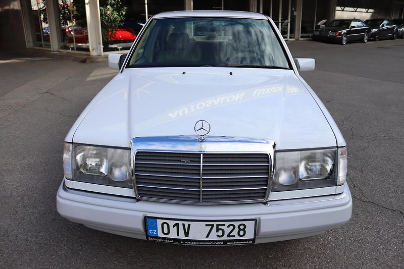Mercedes-Benz 124 W124 320 E Sedan (1993) - fotka 3 z 32