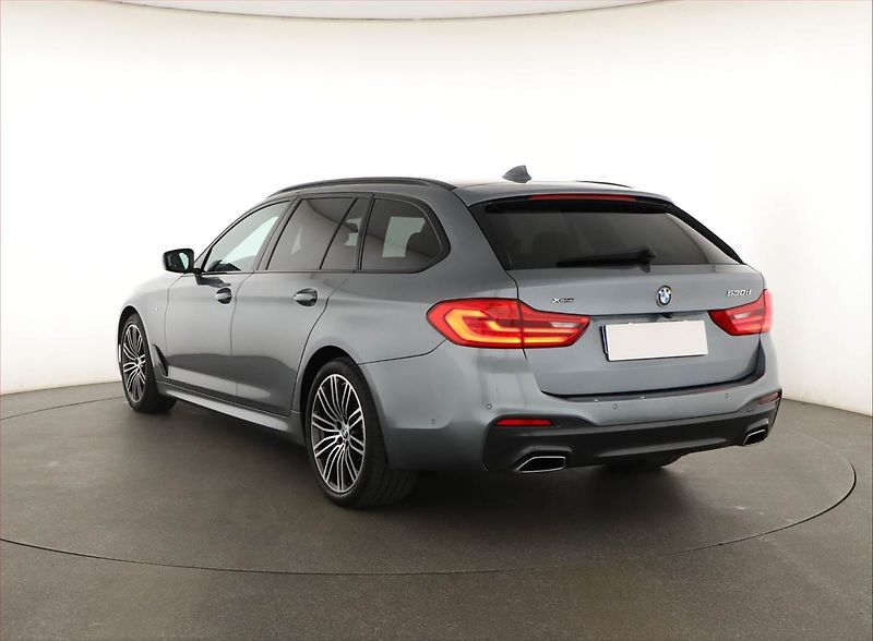 BMW Řada 5 (2020) 530d xDrive - fotka 4 z 19