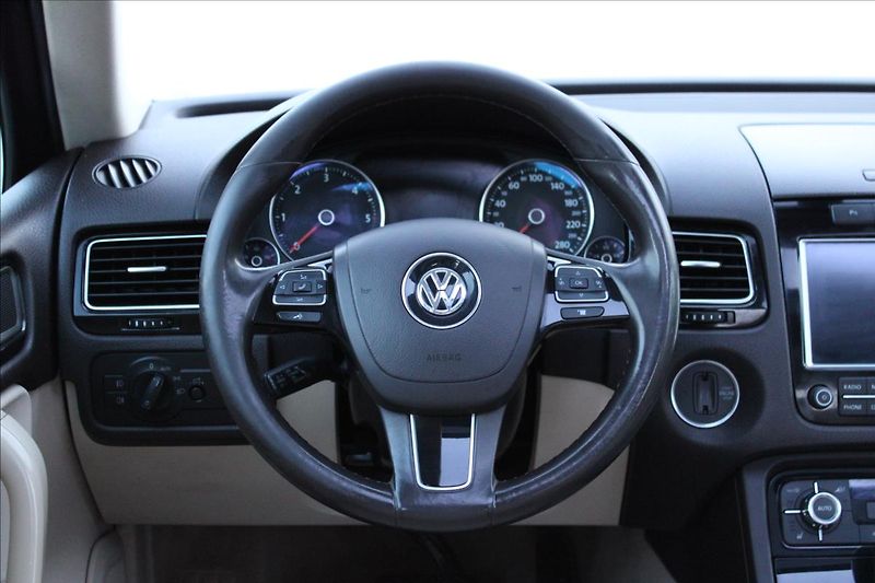 Volkswagen Touareg 3.0 TDI V6/PANOR/TAŽNÉ/NEZ.TOP - fotka 18 z 39