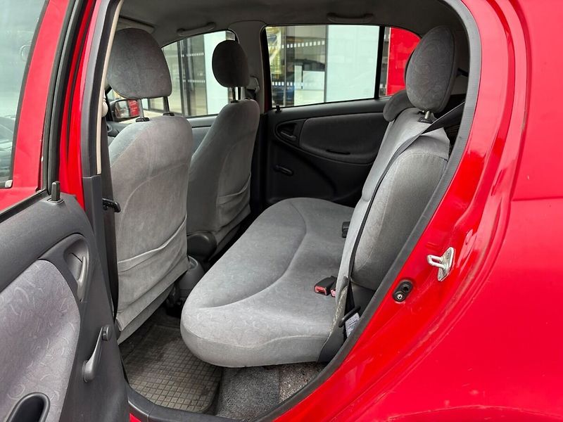 Toyota Yaris 1.0 Terra - fotka 11 z 14