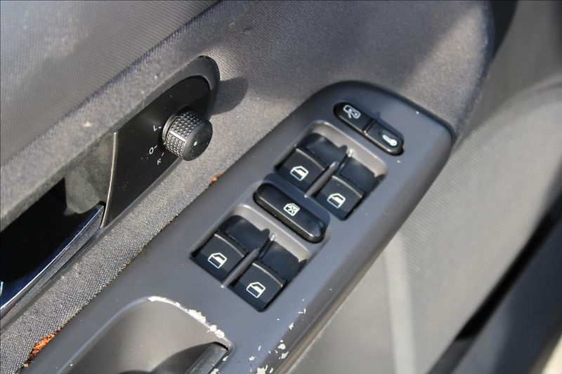 Volkswagen Sharan 1,9 TDi  TAŽNÉ,XENONY,7-MÍST - fotka 18 z 31