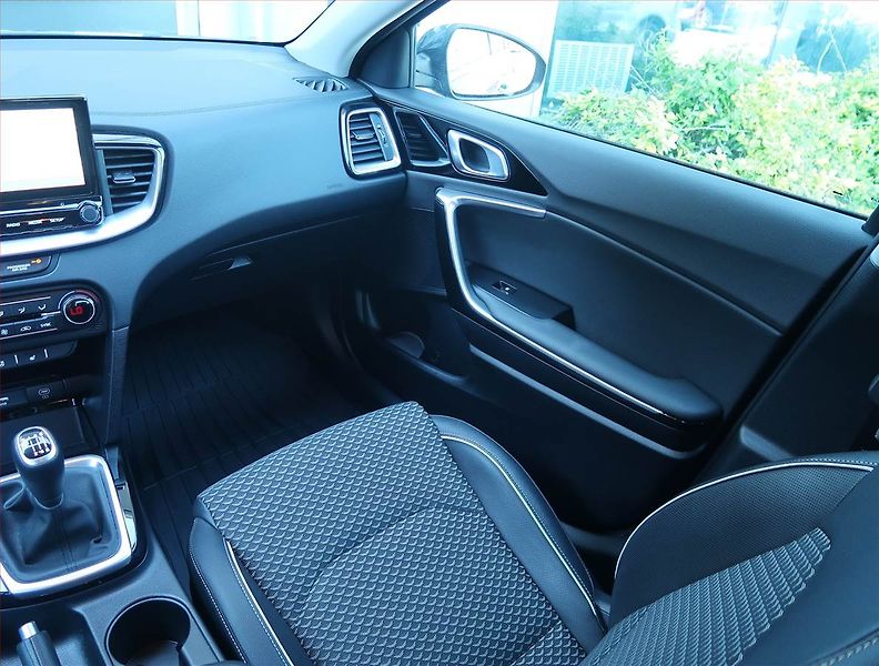 Kia Ceed (2025) 1.5 T-GDI - fotka 8 z 16