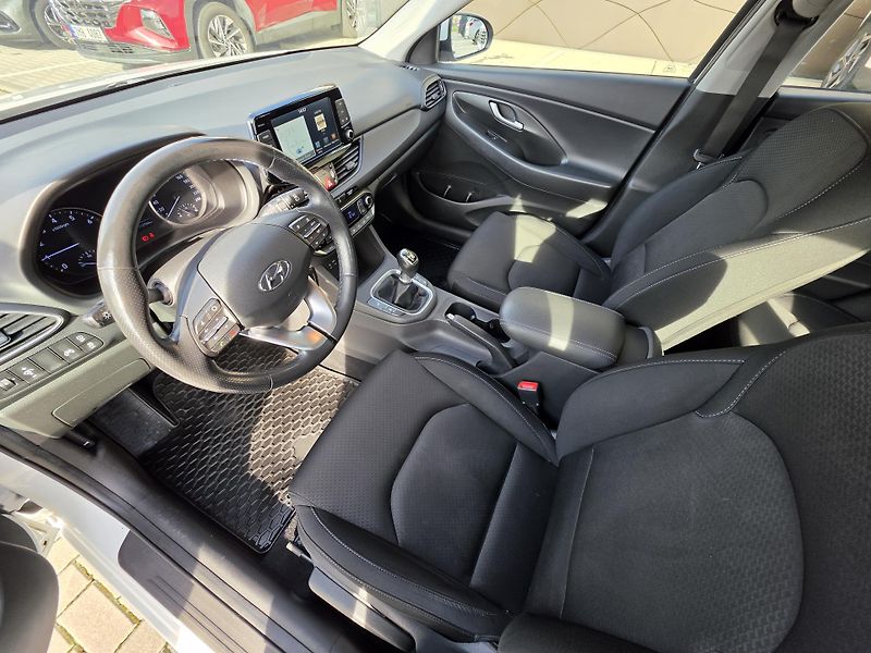 Hyundai i30 (2019) 1,4 TGDI 103kW STYLE NAV - fotka 8 z 15