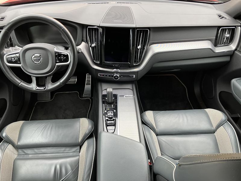 Volvo XC60 B4 AWD R-Design AT8, ČR - fotka 20 z 50
