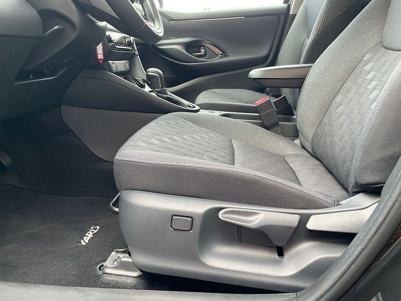 Toyota Yaris 1.5 HEV 116 Style - fotka 17 z 28