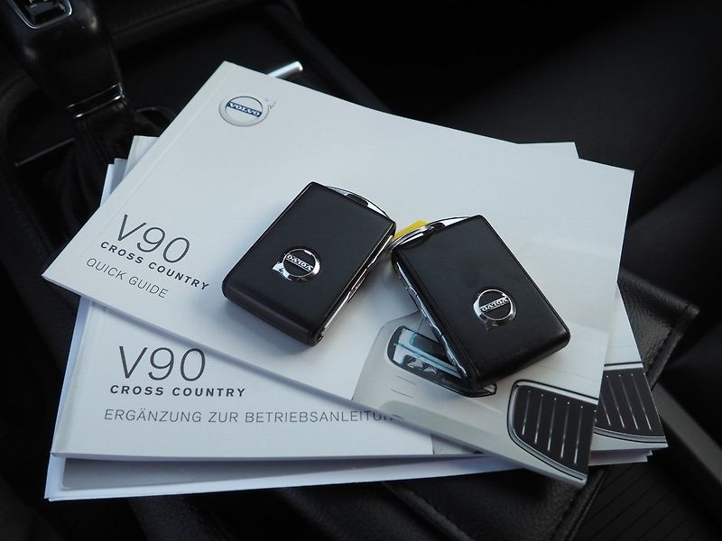 Volvo V90 (2018) D5, 173 kW, AWD, AT - fotka 37 z 46