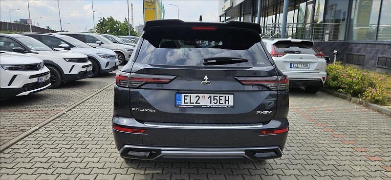 Mitsubishi Outlander 2,4 PHEV 4x4  INSTYLE - fotka 5 z 18