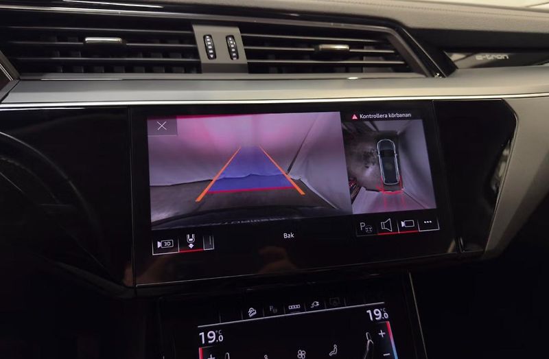 Audi Q8 e-tron 50 Q SoH 95% 360Kam Vzduch LED - fotka 17 z 26