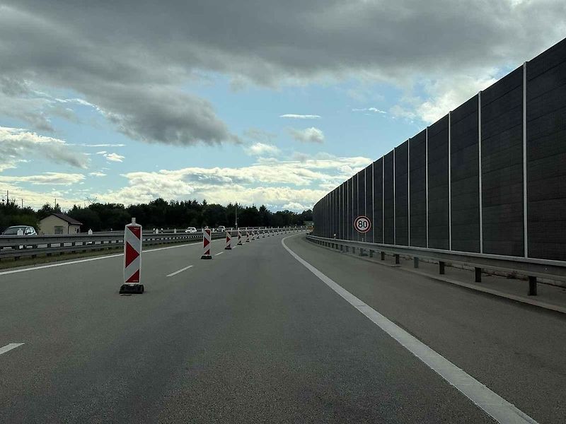 Mobilní zábrany už několik týdnů zpomalují řidiče na D3.