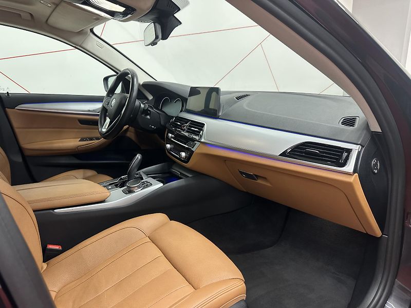 BMW Řada 5 (2018) 530d xDrive*HUD*PANO*KEYLESS - fotka 10 z 20