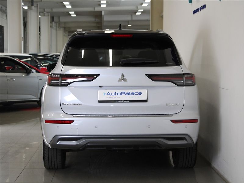 Mitsubishi Outlander 2,4 PHEV AWD Instyle TAŽNÉ - fotka 4 z 30